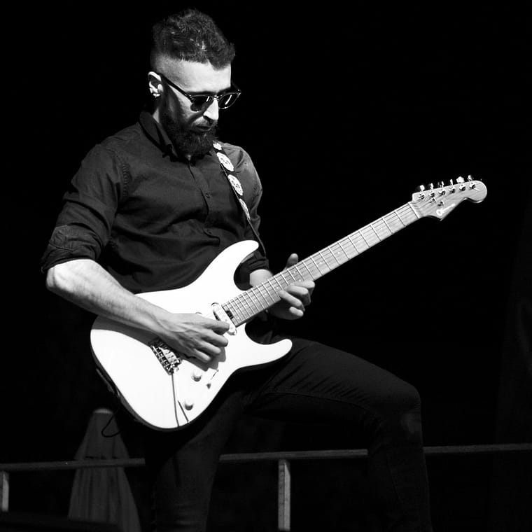 ELEGANTE & EMBUSTERO